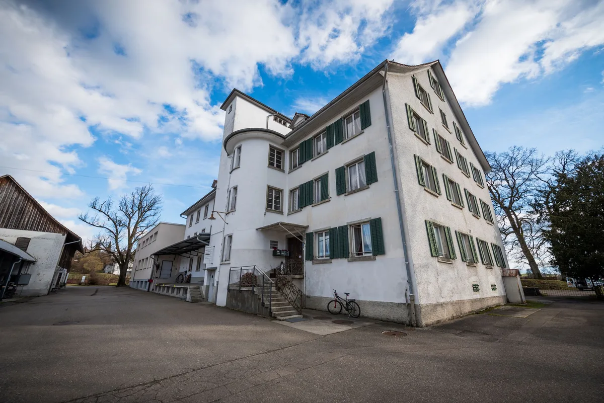 Die Grundeigentümer und die Stadt Illnau-Effretikon möchten weiterhin Wohnraum in der Alten Weberei Graf ermöglichen. (Archiv) Die Alte Weberei Graf in Illnau von aussen.
